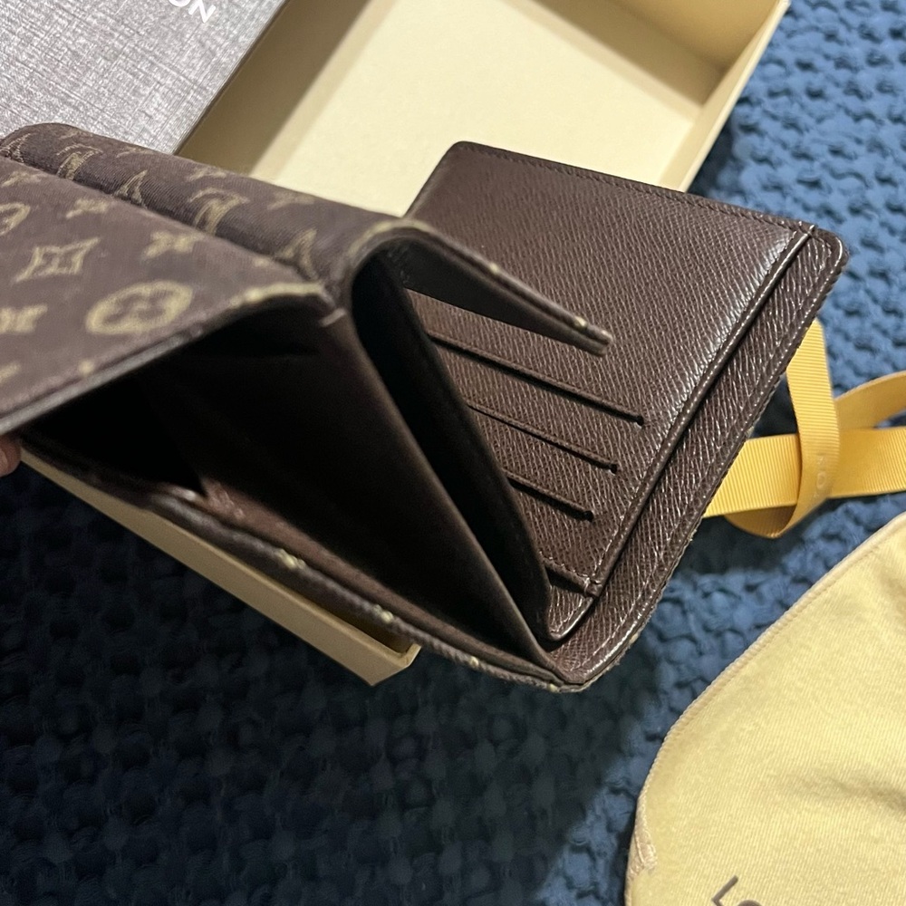LV wallet male never used